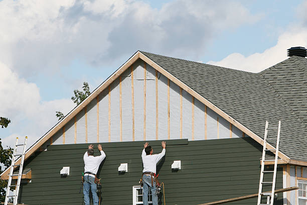 Professional Vinyl Siding technician working in Long Beach, WA